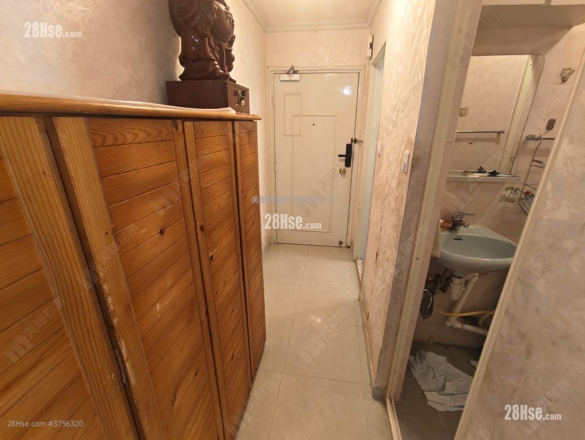 San Wai Court Sell 3 Bedrooms , 1 Bathroom 554 ft²