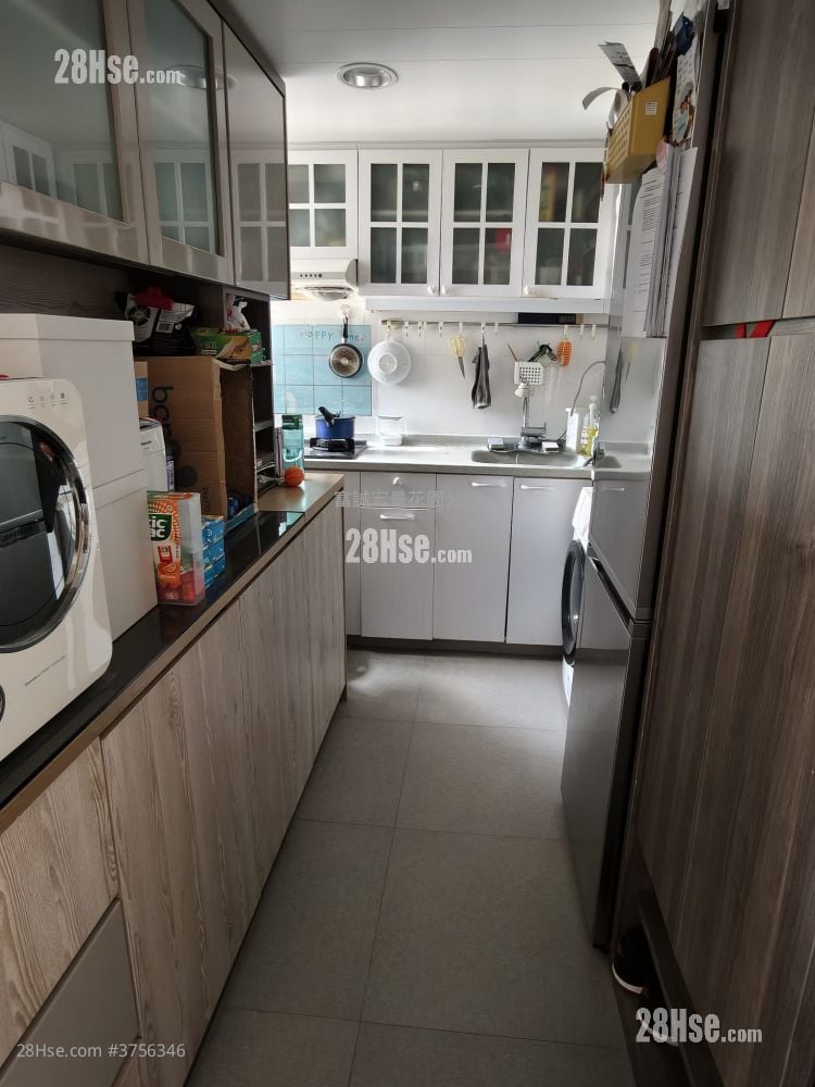 Choi Fung Court Sell 2 Bedrooms , 1 Bathroom 597 ft²