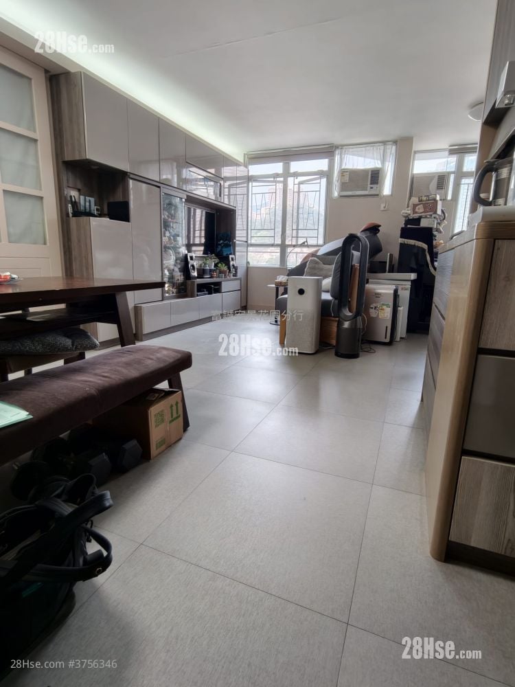 Choi Fung Court Sell 2 Bedrooms , 1 Bathroom 597 ft²