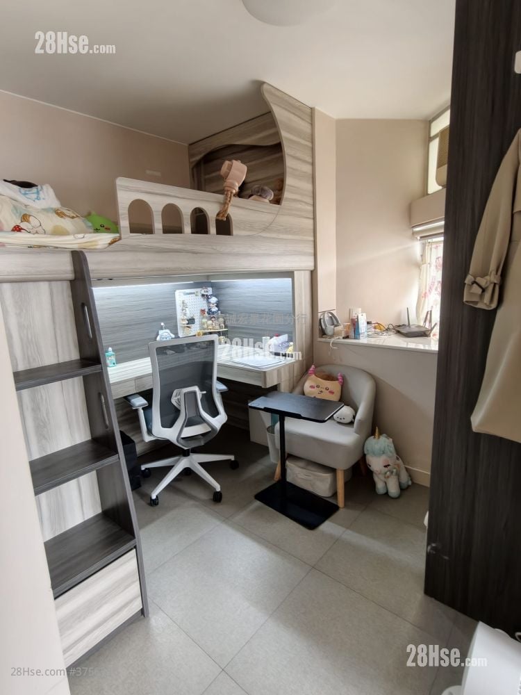 Choi Fung Court Sell 2 Bedrooms , 1 Bathroom 597 ft²