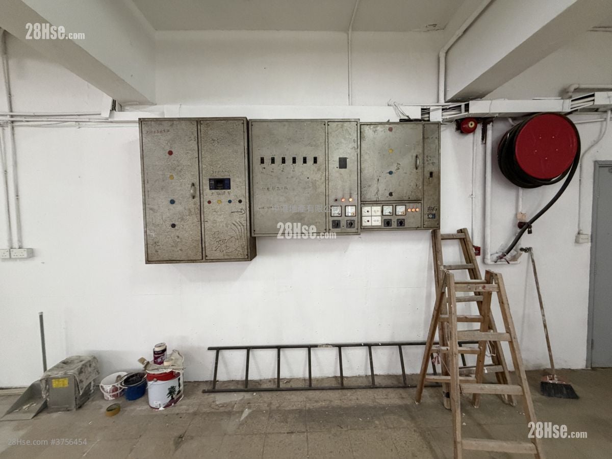 Wah Wing Industrial Building Sell 3 Toilets 4,210 ft²