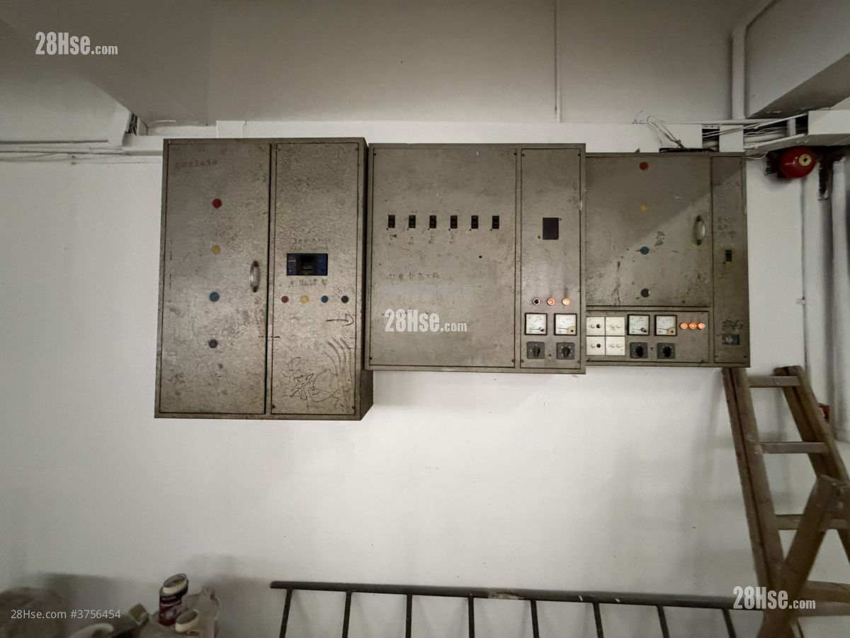 Wah Wing Industrial Building Sell 3 Toilets 4,210 ft²