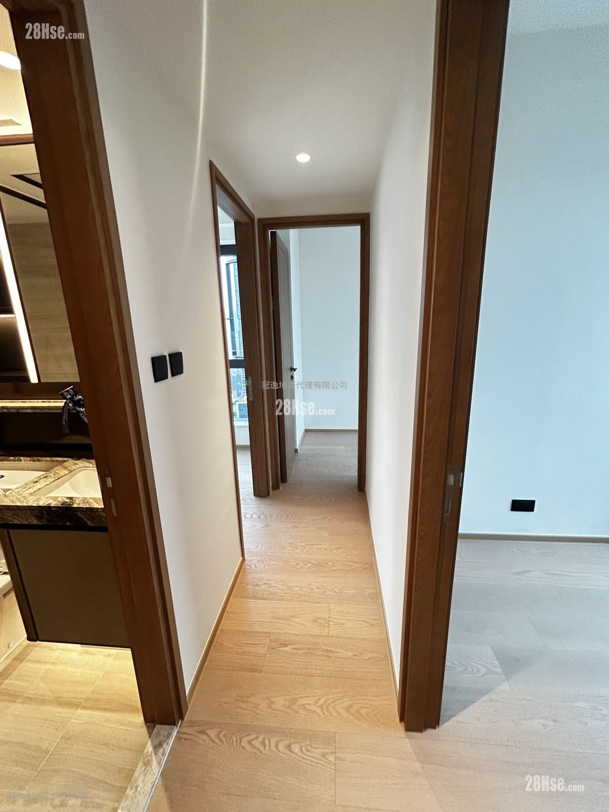 Topside Residence Rental 3 Bedrooms , 1 Bathroom 569 ft²