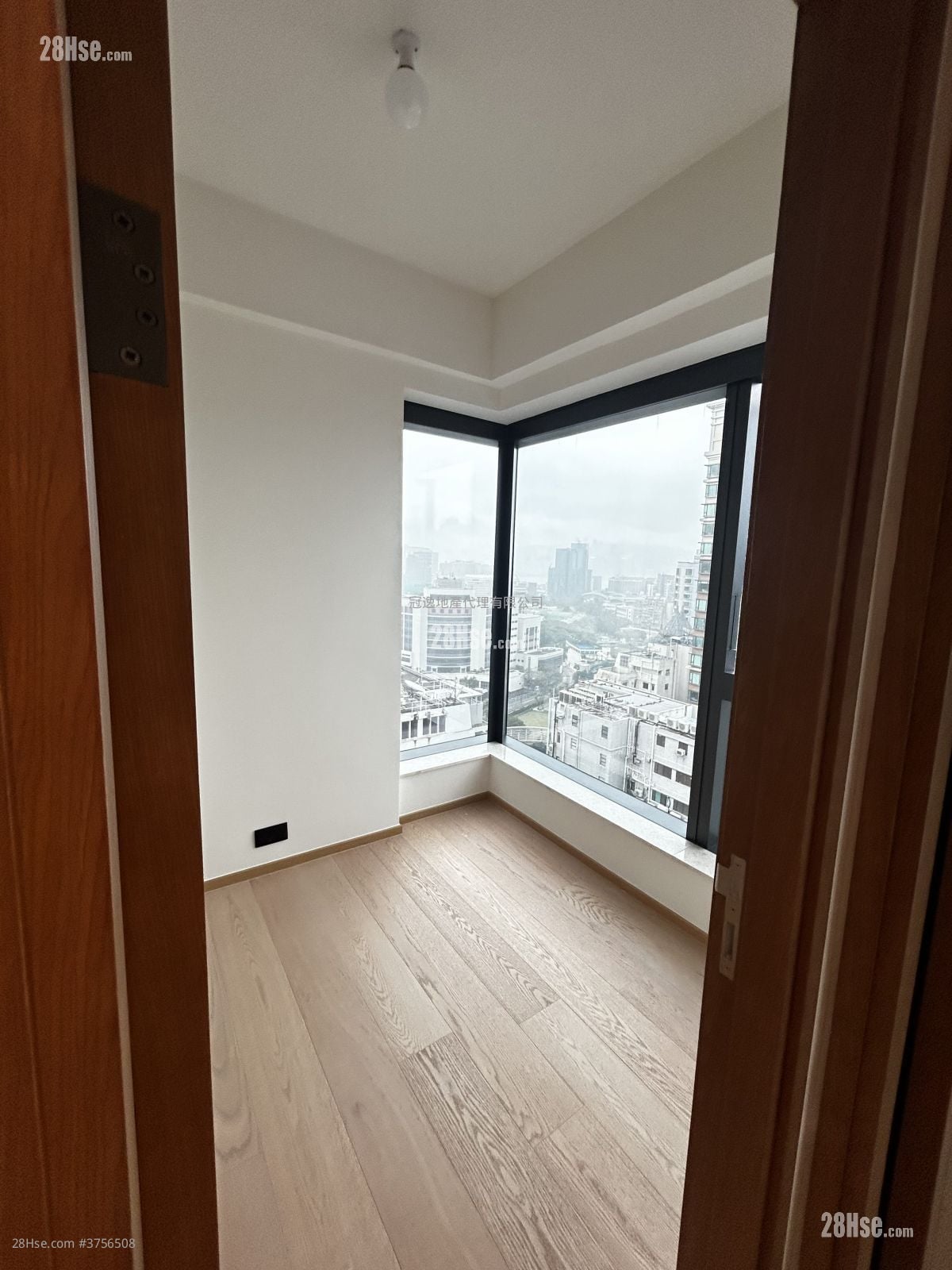 Topside Residence Rental 3 Bedrooms , 1 Bathroom 569 ft²