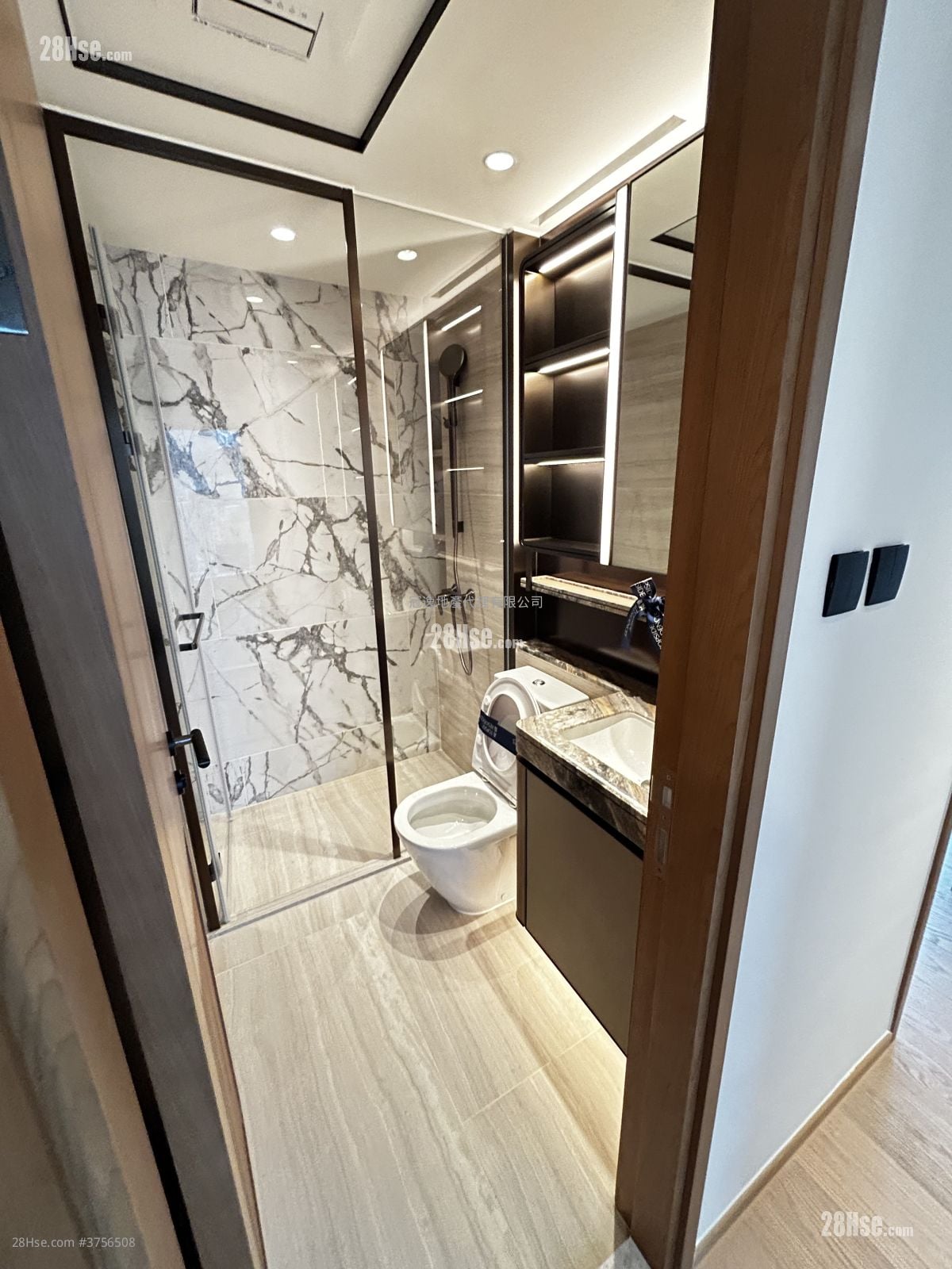 Topside Residence Rental 3 Bedrooms , 1 Bathroom 569 ft²