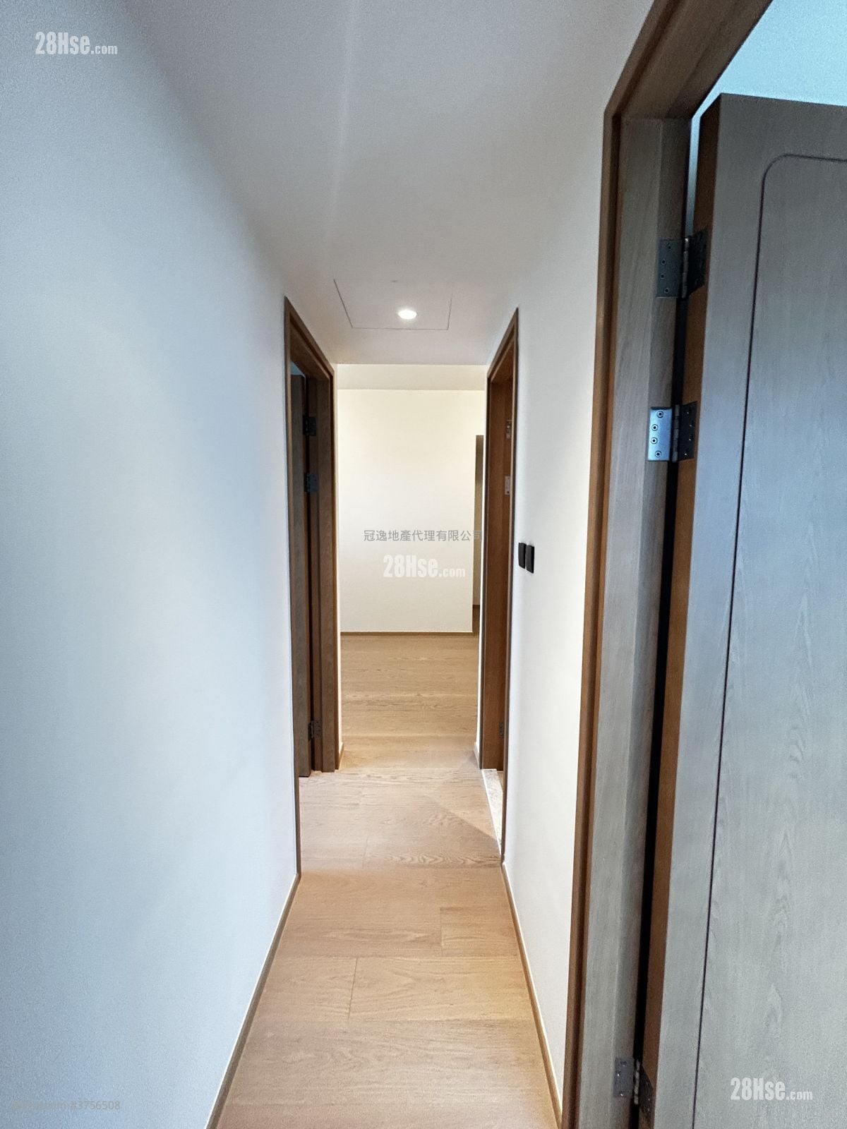 Topside Residence Rental 3 Bedrooms , 1 Bathroom 569 ft²