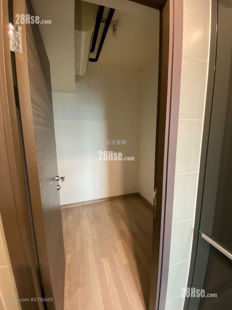 The Sparkle Sell 3 Bedrooms , 2 Bathrooms 775 ft²