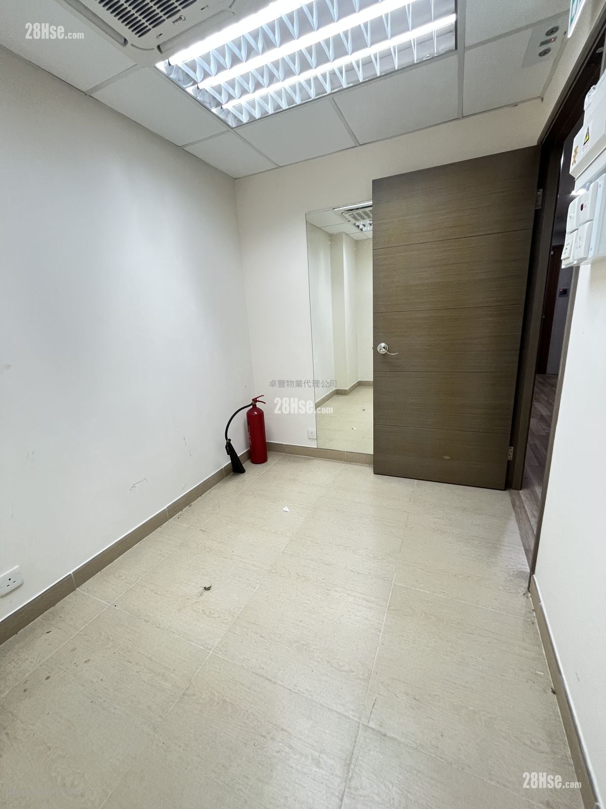 Luen Hing Industrial Sell Studio 77 ft²