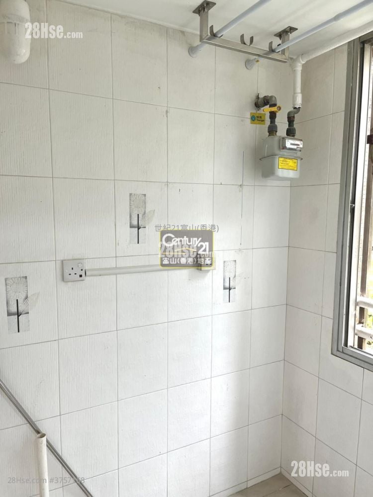 Lung Poon Court Sell 2 Bedrooms 383 ft²