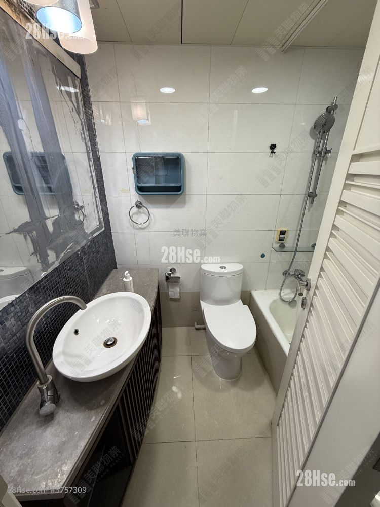 The Capitol Sell 3 Bedrooms , 2 Bathrooms 713 ft²