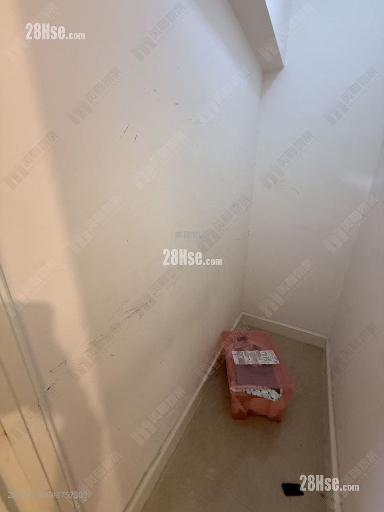 The Capitol Sell 3 Bedrooms , 2 Bathrooms 713 ft²