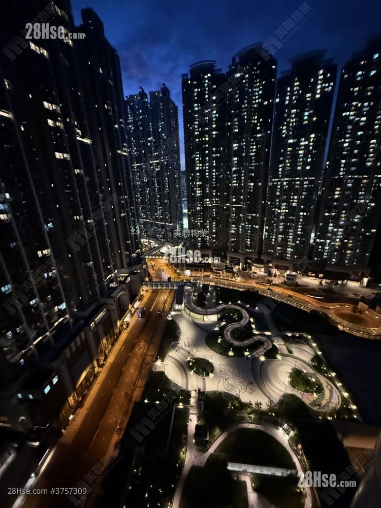 The Capitol Sell 3 Bedrooms , 2 Bathrooms 713 ft²