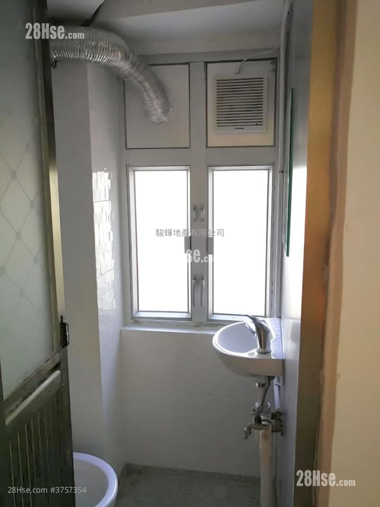 Wing Kwong Building Sell 3 Bedrooms , 3 Bathrooms 409 ft²