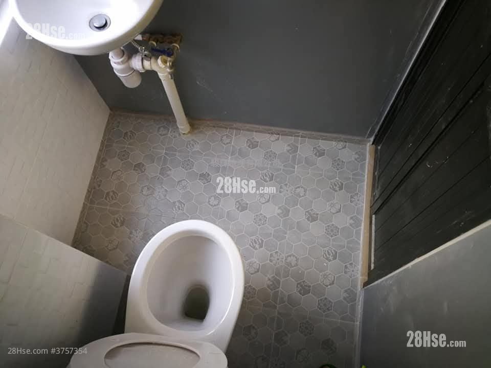 Wing Kwong Building Sell 3 Bedrooms , 3 Bathrooms 409 ft²