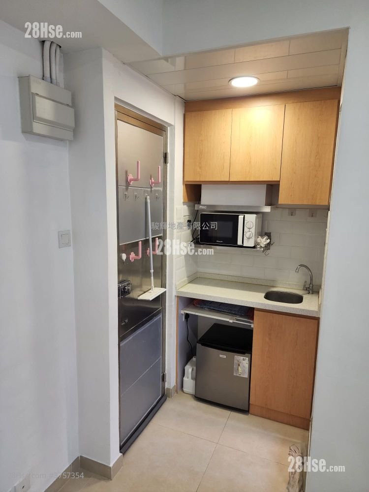 Wing Kwong Building Sell 3 Bedrooms , 3 Bathrooms 409 ft²