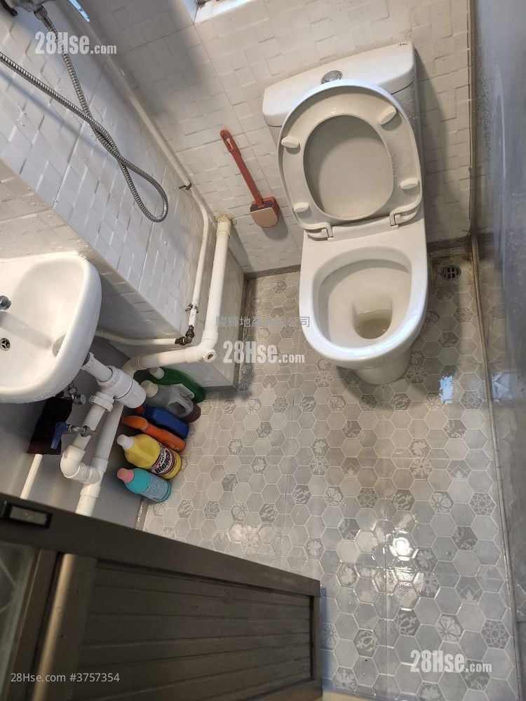 Wing Kwong Building Sell 3 Bedrooms , 3 Bathrooms 409 ft²