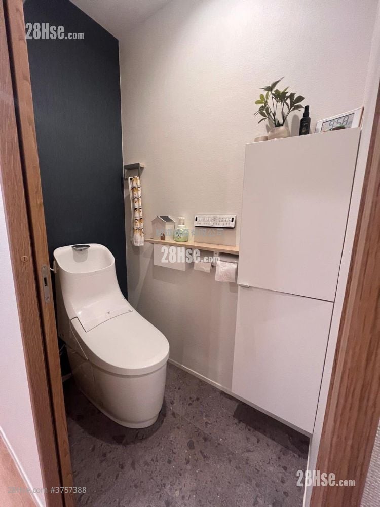 Crystal Court Sell 2 Bedrooms , 1 Bathroom 698 ft²