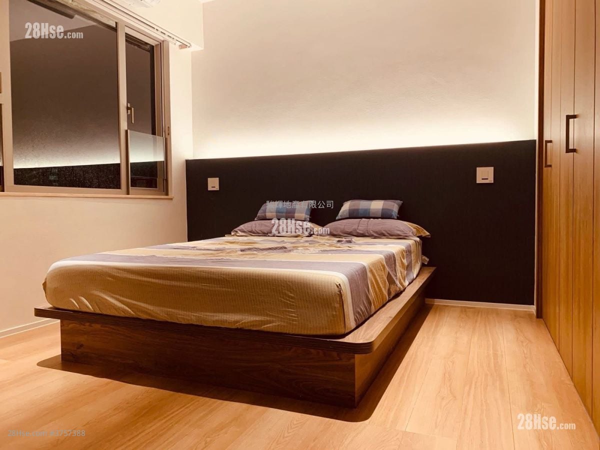 Crystal Court Sell 2 Bedrooms , 1 Bathroom 698 ft²