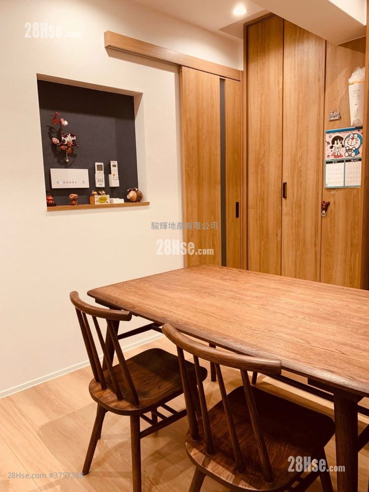 Crystal Court Sell 2 Bedrooms , 1 Bathroom 698 ft²