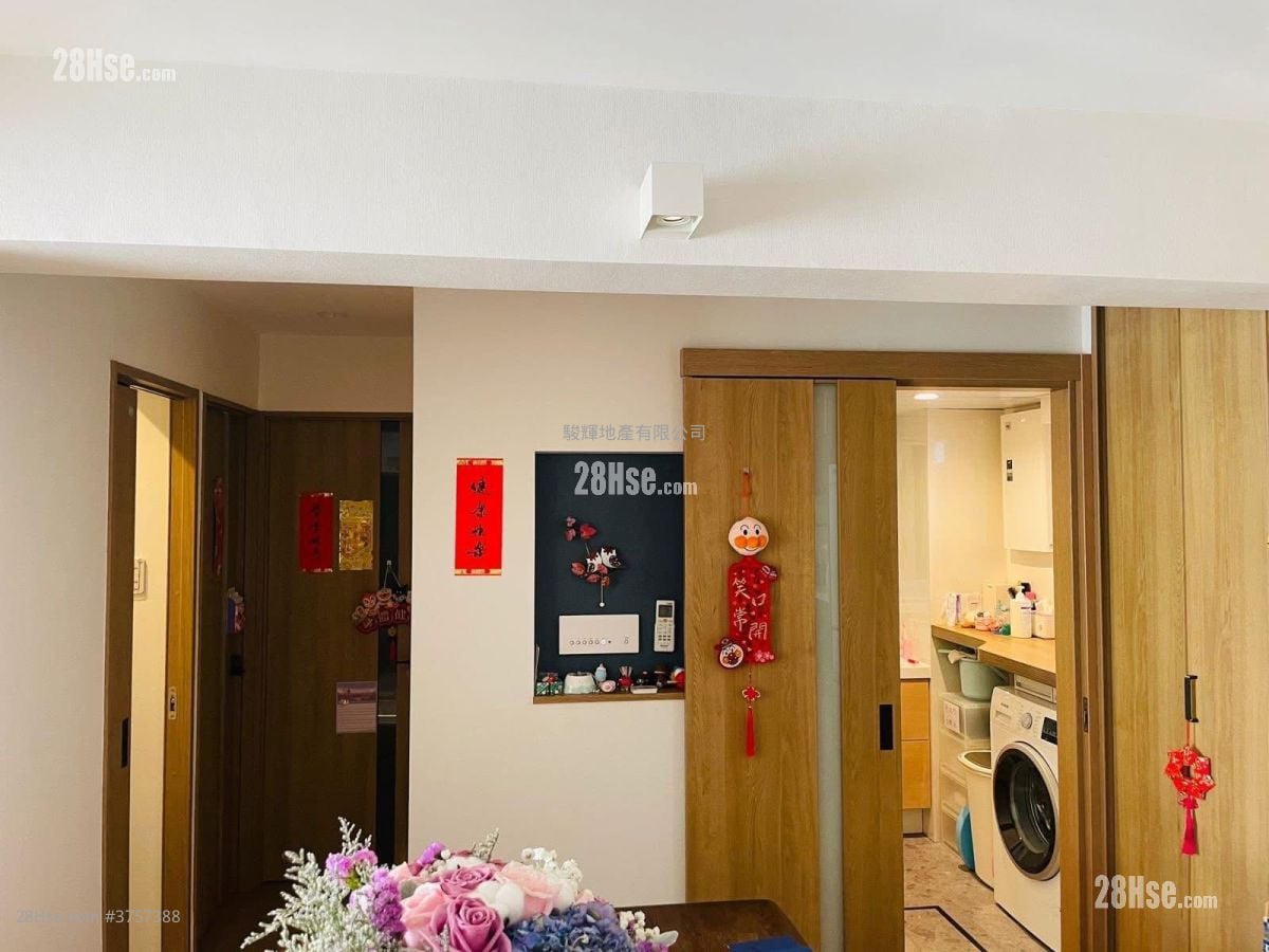 Crystal Court Sell 2 Bedrooms , 1 Bathroom 698 ft²