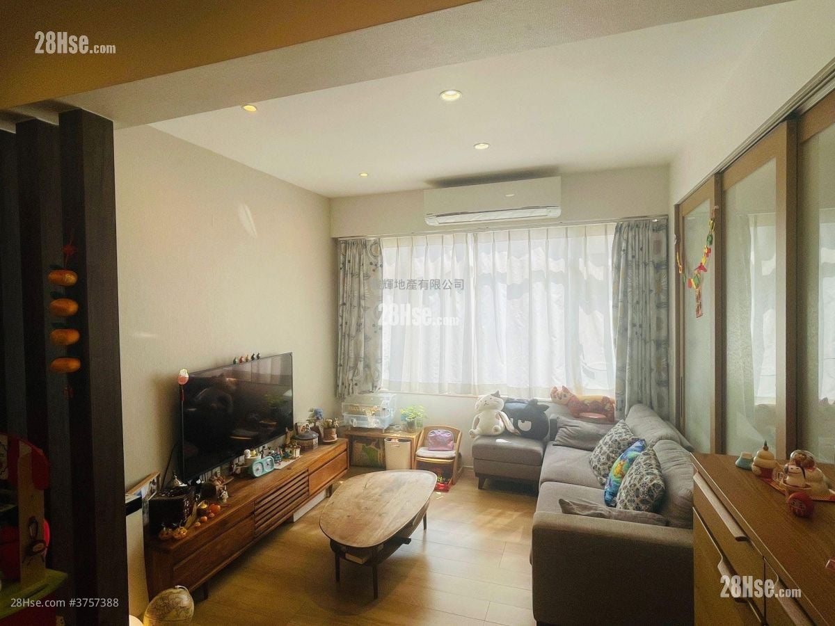 Crystal Court Sell 2 Bedrooms , 1 Bathroom 698 ft²