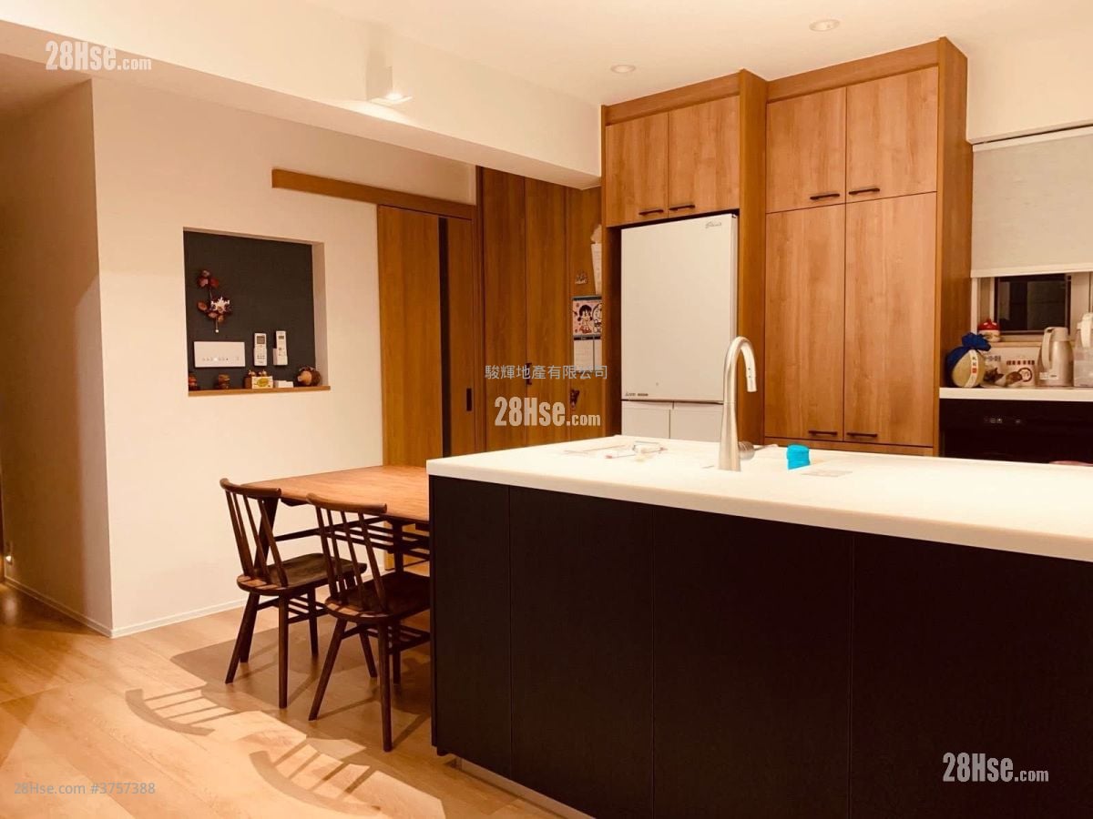 Crystal Court Sell 2 Bedrooms , 1 Bathroom 698 ft²