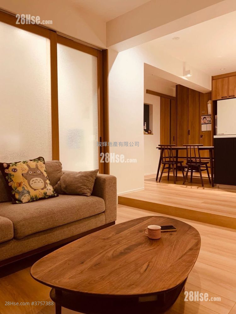 Crystal Court Sell 2 Bedrooms , 1 Bathroom 698 ft²