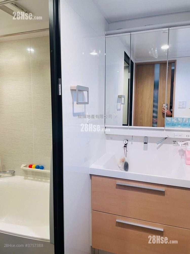 Crystal Court Sell 2 Bedrooms , 1 Bathroom 698 ft²