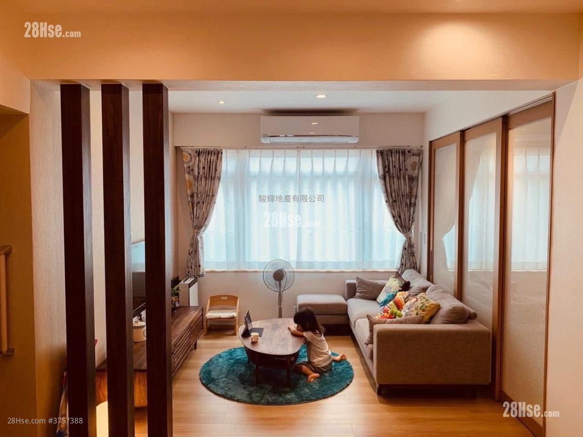 Crystal Court Sell 2 Bedrooms , 1 Bathroom 698 ft²