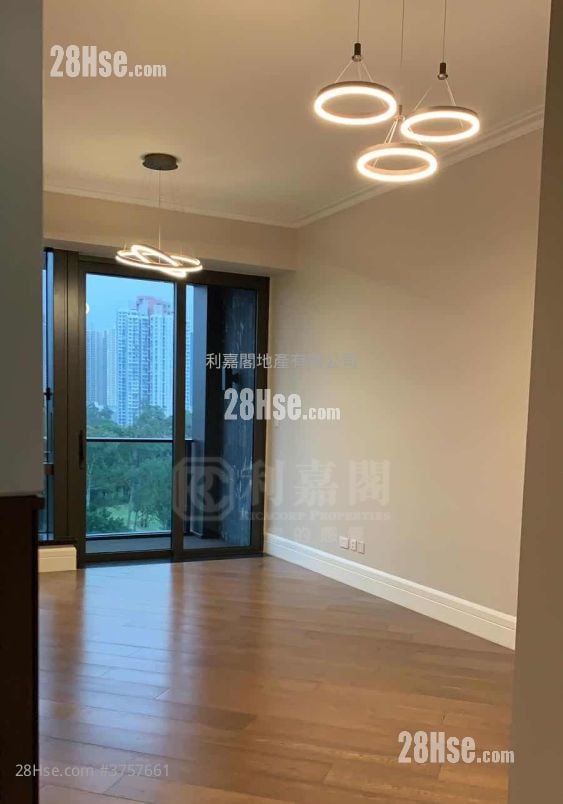 高尔夫御苑 售盘 3 房 , 3 浴室 960 平方尺