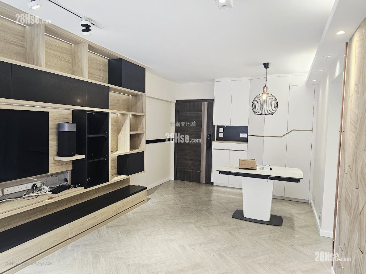 Beverley Heights Sell 2 Bedrooms , 2 Bathrooms 719 ft²