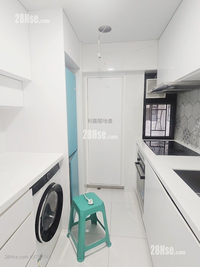 Beverley Heights Sell 2 Bedrooms , 2 Bathrooms 719 ft²