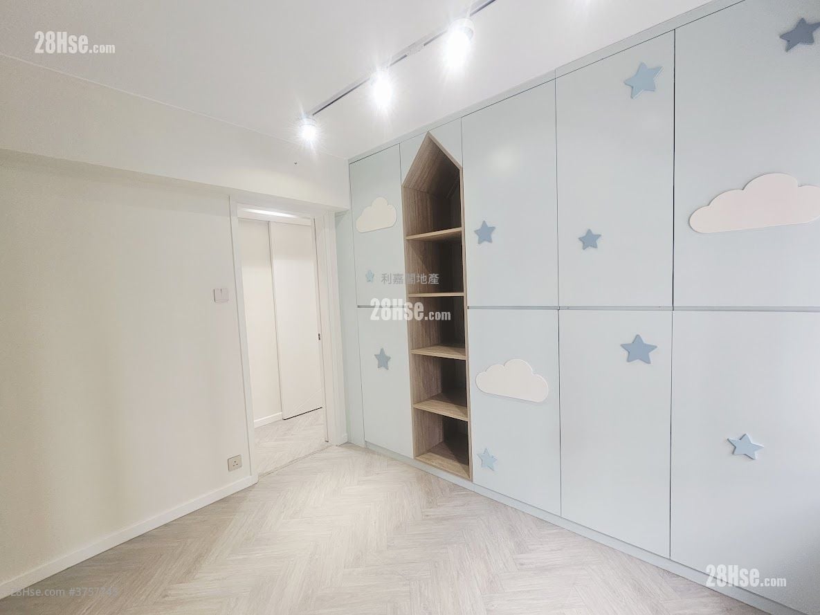 Beverley Heights Sell 2 Bedrooms , 2 Bathrooms 719 ft²