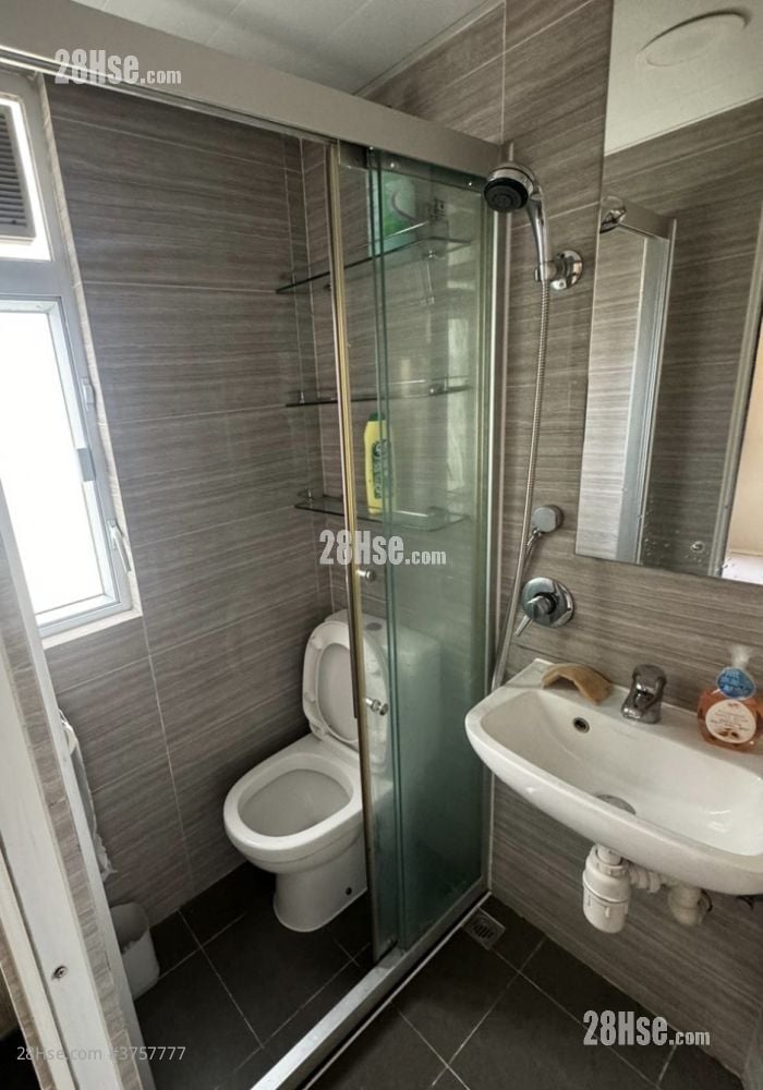 庄士敦道近油站 租盘 130 平方尺