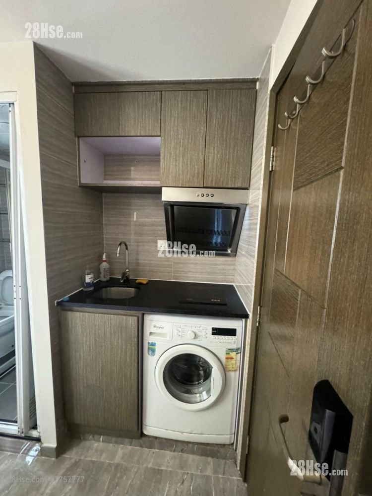 庄士敦道近油站 租盘 130 平方尺