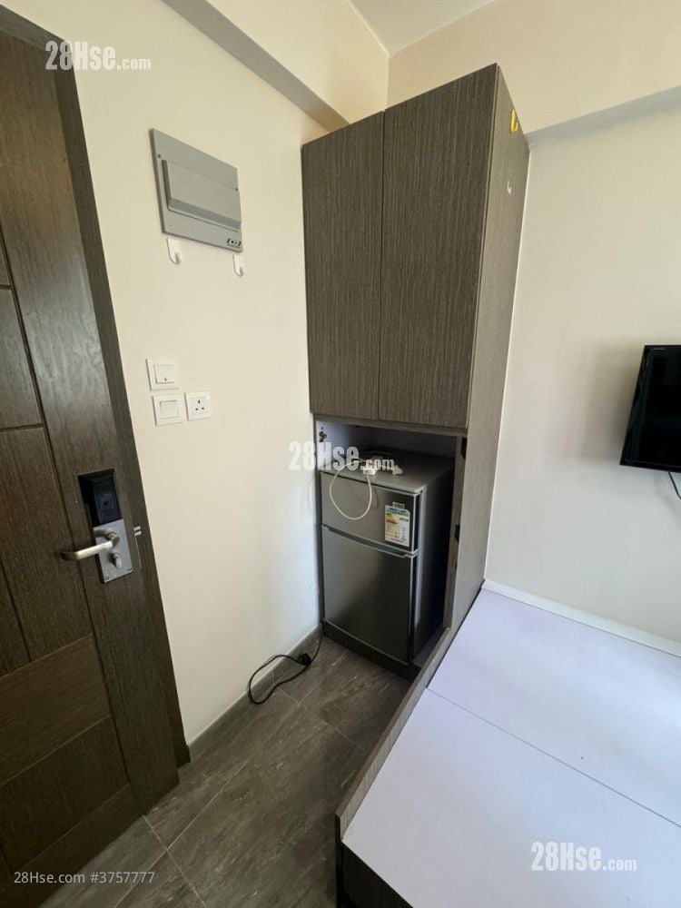 庄士敦道近油站 租盘 130 平方尺