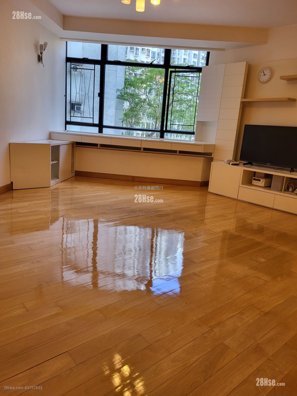 Kornhill Sell 3 Bedrooms , 2 Bathrooms 902 ft²