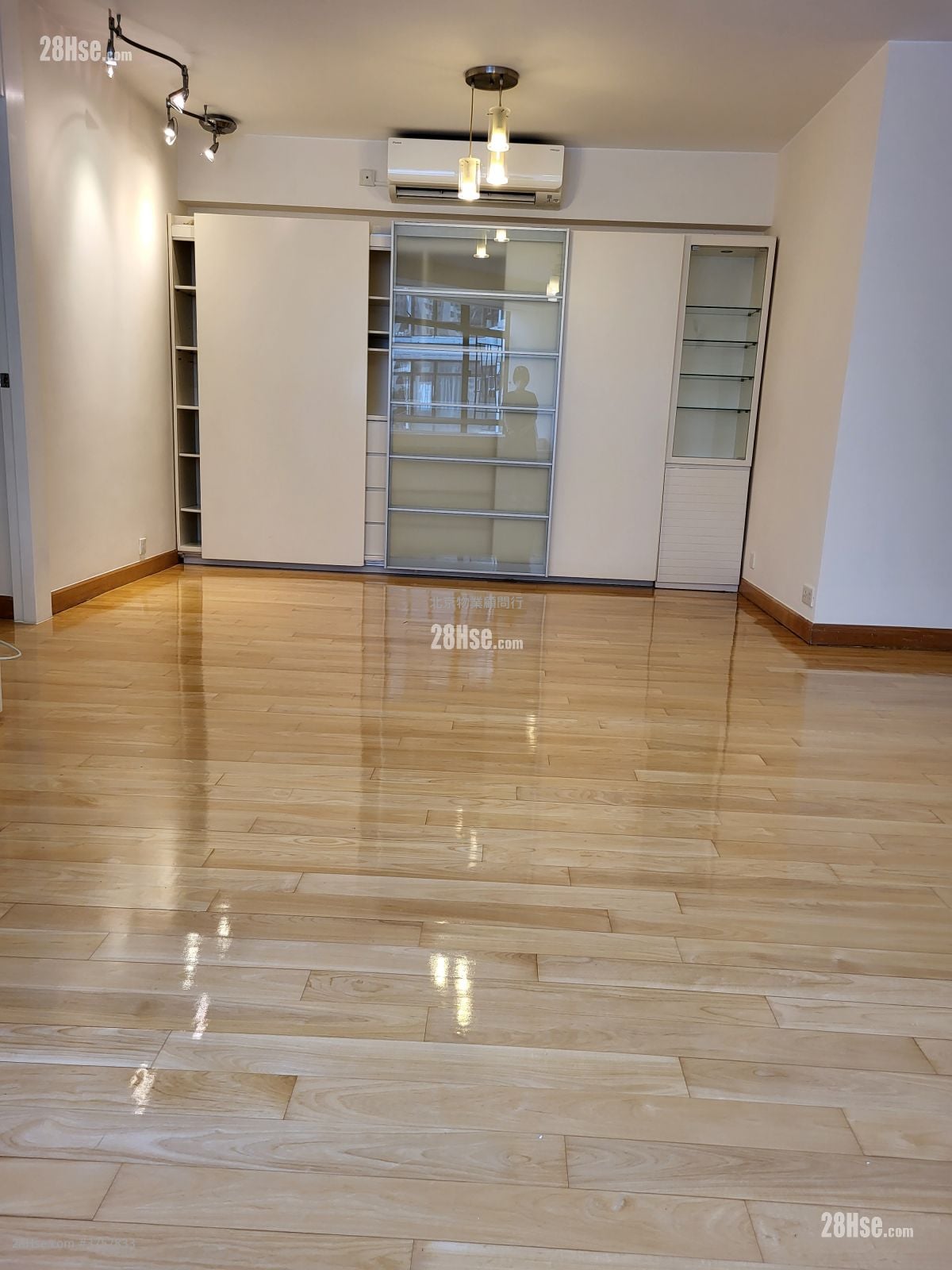 Kornhill Sell 3 Bedrooms , 2 Bathrooms 902 ft²