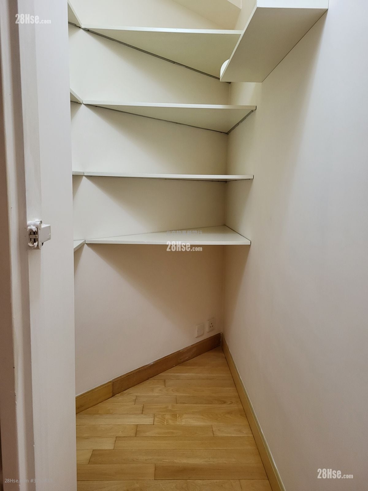 Kornhill Sell 3 Bedrooms , 2 Bathrooms 902 ft²