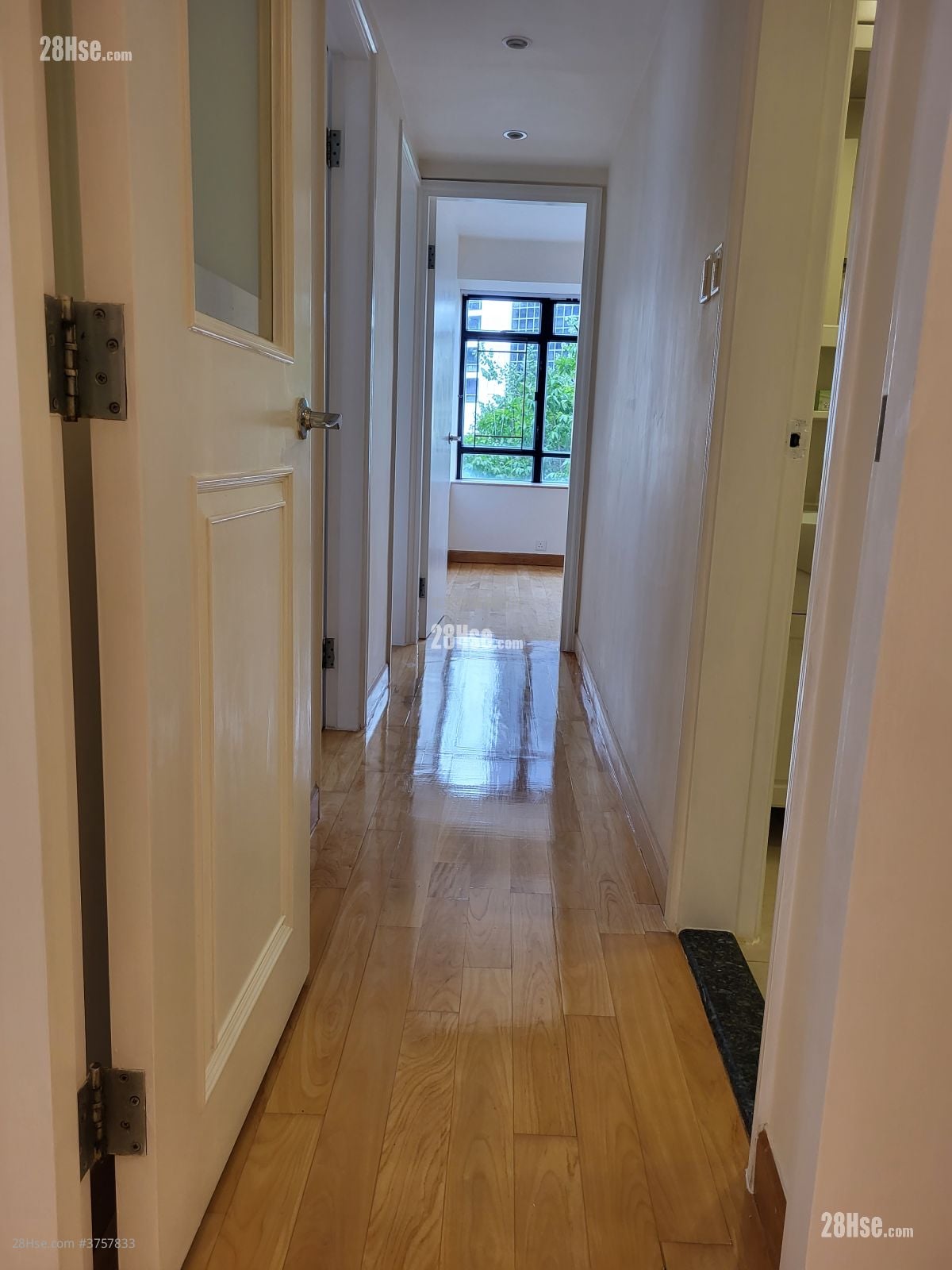 Kornhill Sell 3 Bedrooms , 2 Bathrooms 902 ft²