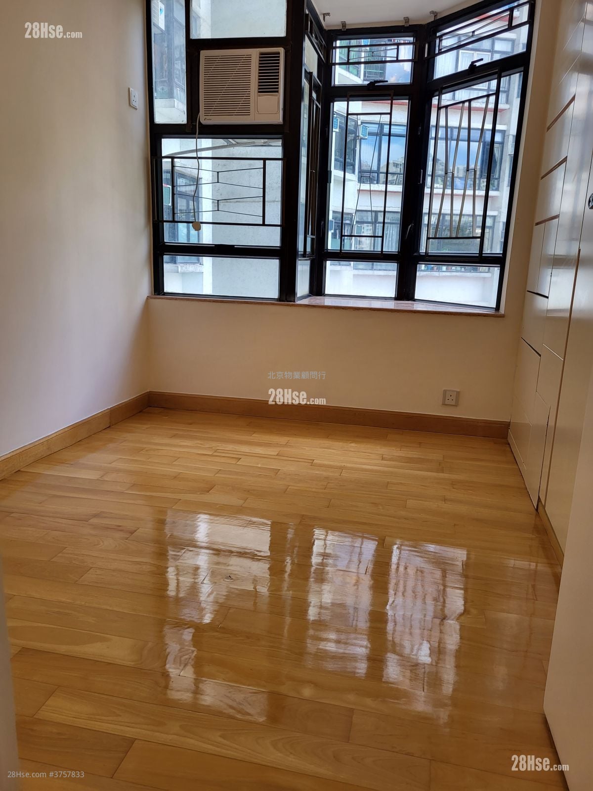 Kornhill Sell 3 Bedrooms , 2 Bathrooms 902 ft²