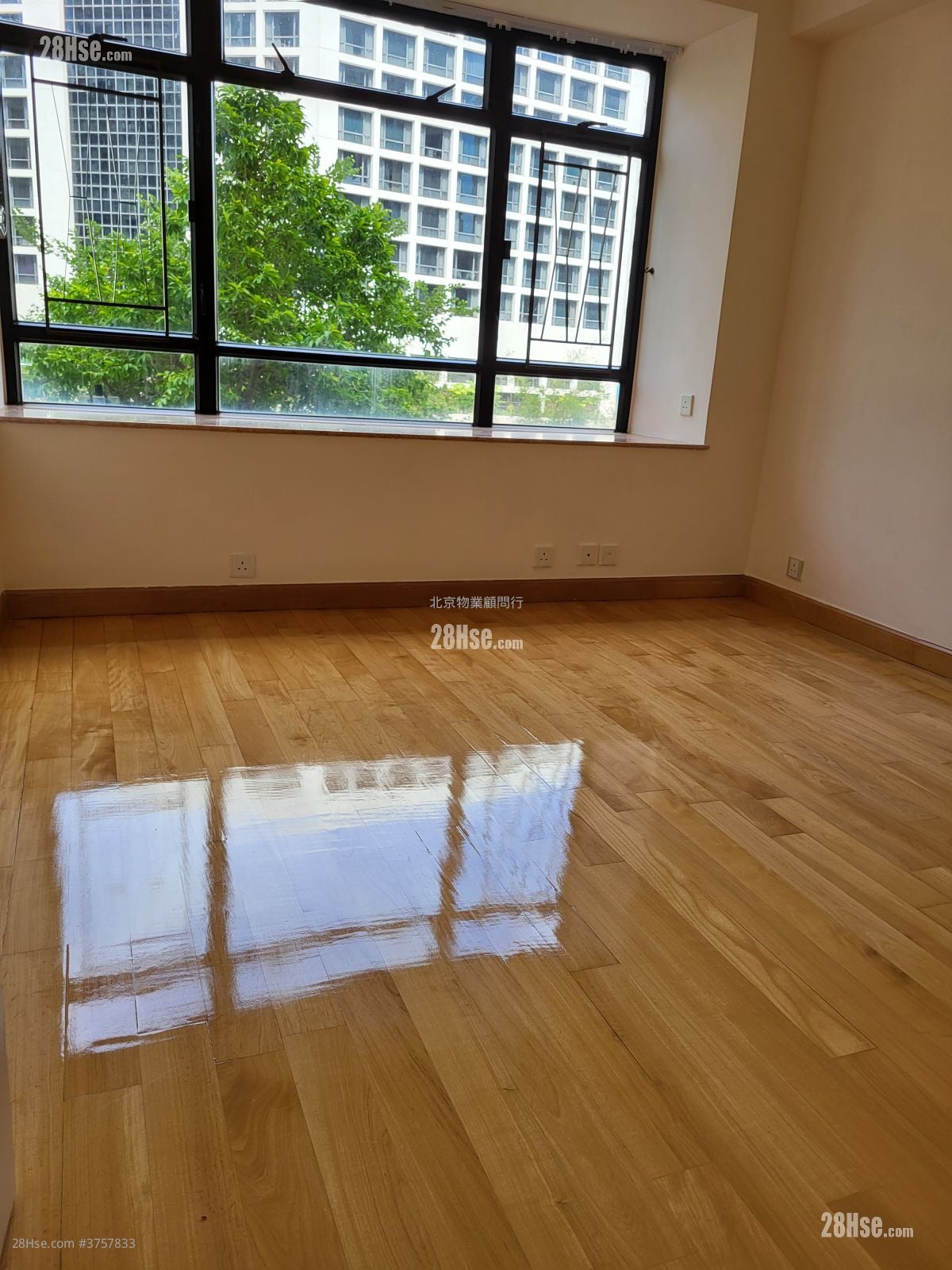 Kornhill Sell 3 Bedrooms , 2 Bathrooms 902 ft²