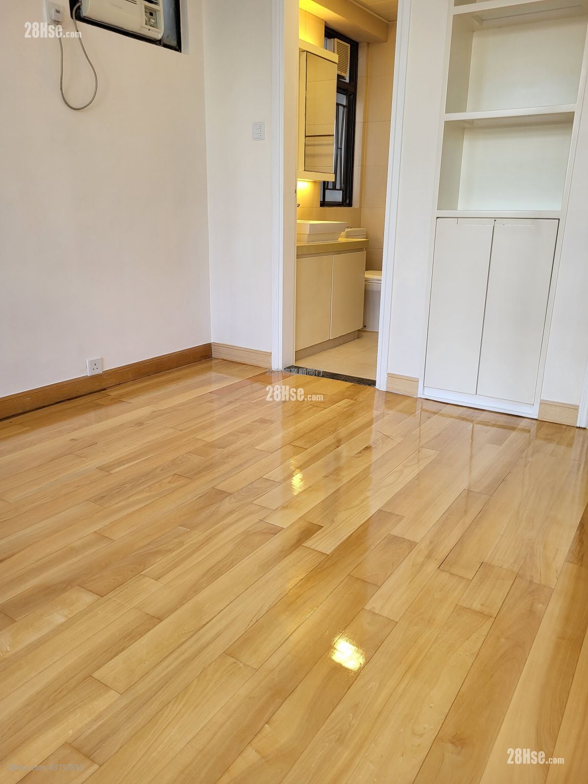 Kornhill Sell 3 Bedrooms , 2 Bathrooms 902 ft²