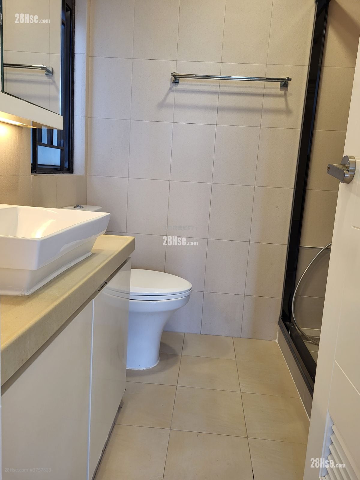 Kornhill Sell 3 Bedrooms , 2 Bathrooms 902 ft²