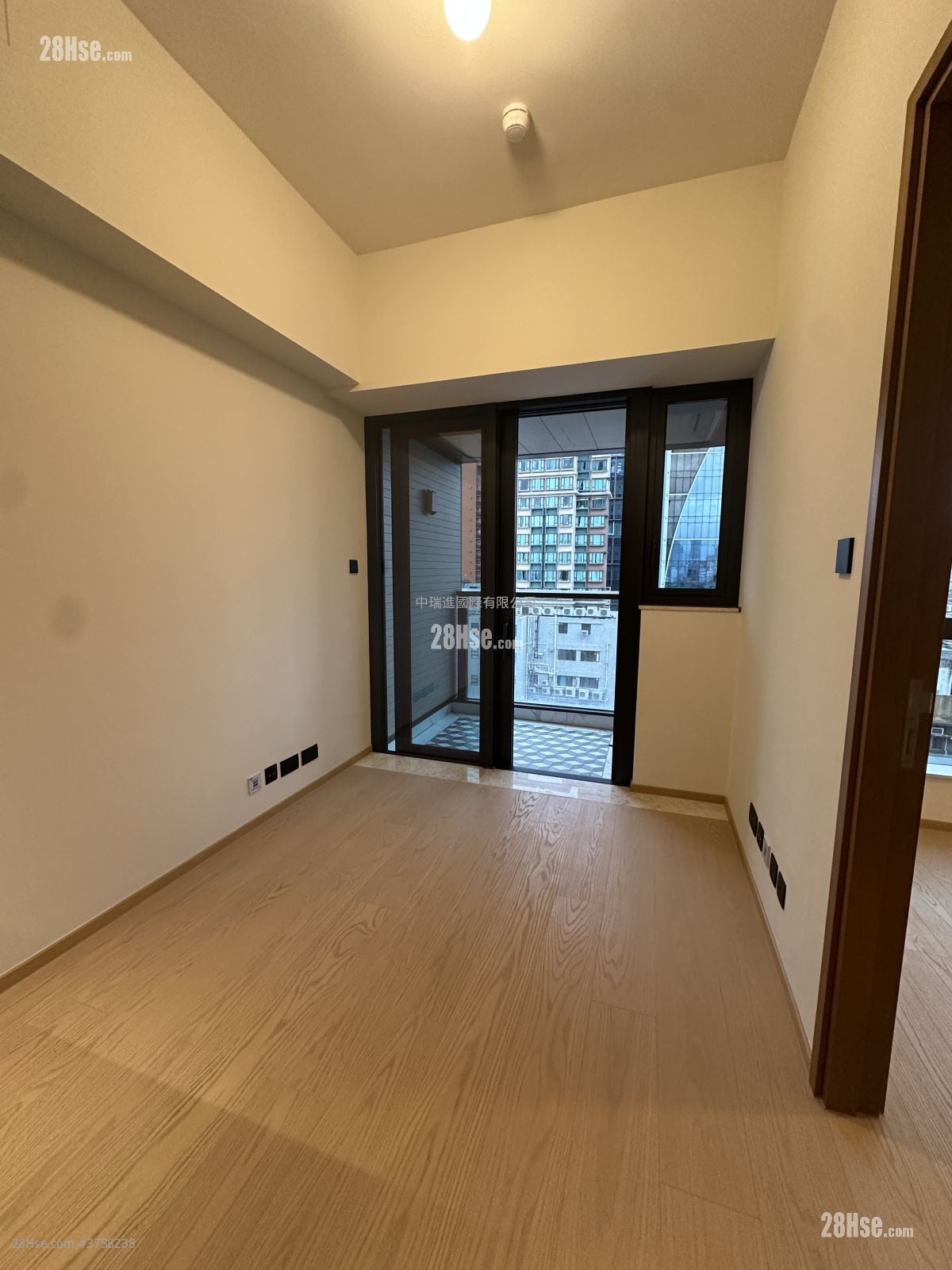 高临 租盘 1 房 , 1 浴室 270 平方尺