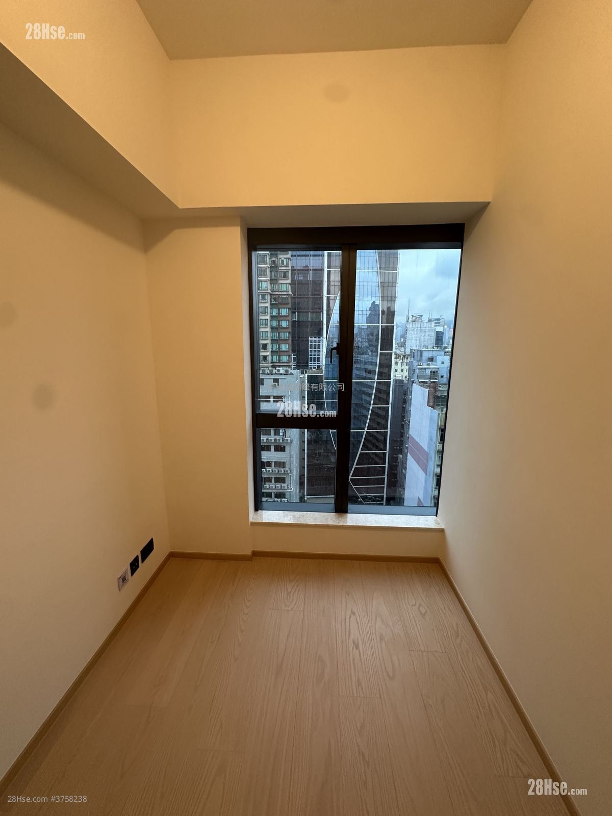 高临 租盘 1 房 , 1 浴室 270 平方尺