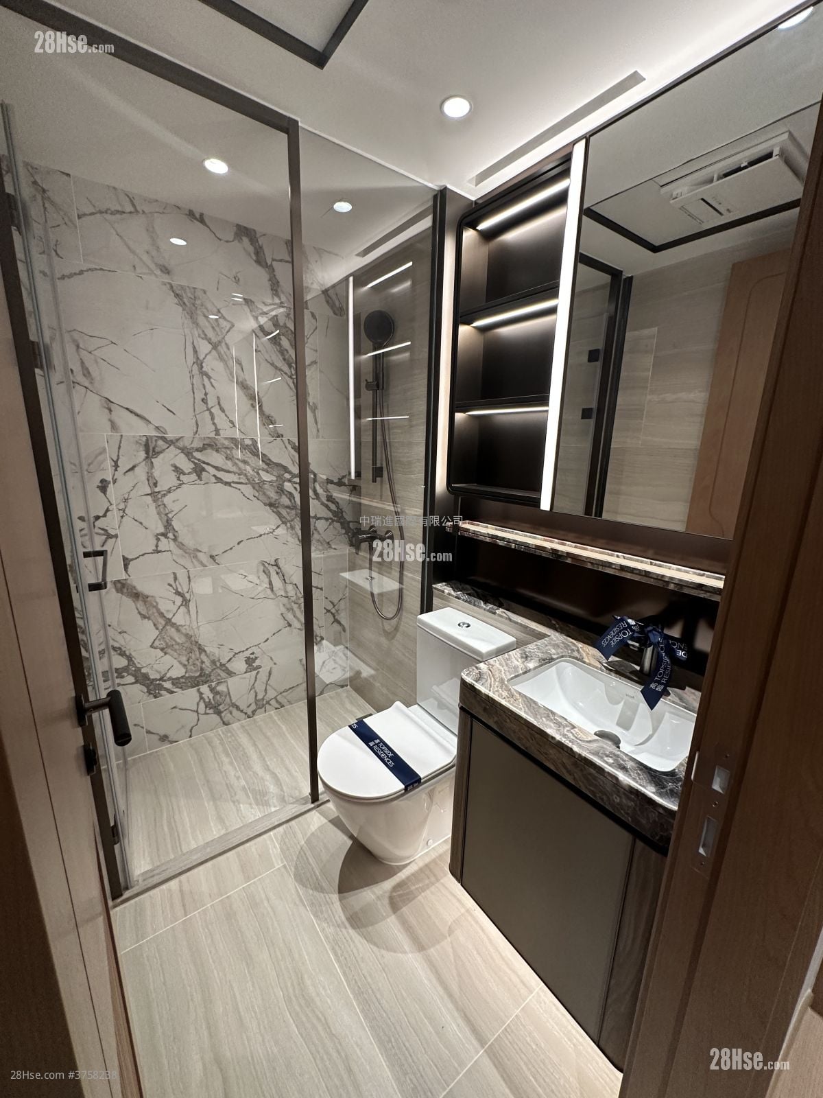 高临 租盘 1 房 , 1 浴室 270 平方尺