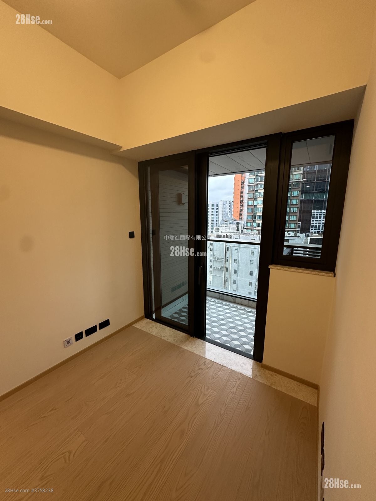 高临 租盘 1 房 , 1 浴室 270 平方尺