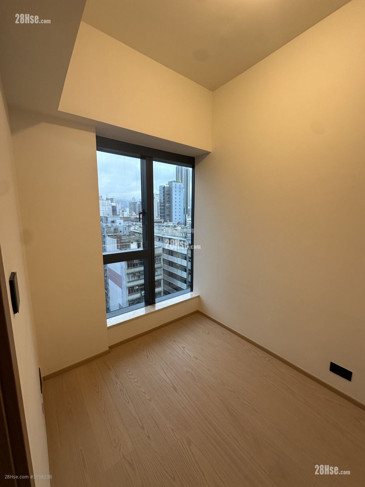 高临 租盘 1 房 , 1 浴室 270 平方尺