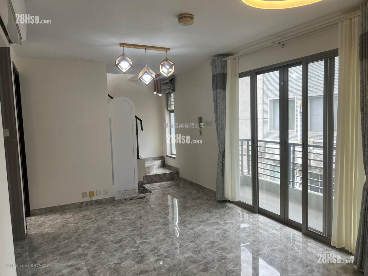 村屋 租盘 3 房 , 2 浴室 700 平方尺